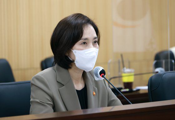유은혜 사회부총리 겸 교육부 장관이 27일 오후 세종청사에서 열린 제6차 사회관계장관회의 겸 제3차 사람투자인재양성협의회에서 모두발언을 하고 있다.[사진 교육부]