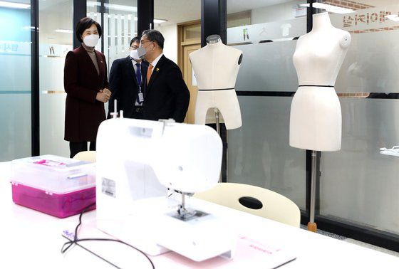 유은혜 사회부총리 겸 교육부 장관이 지난해 2월 경기도 구리 갈매고등학교에서 열린 고교학점제 종합 추진계획 브리핑을 마친 뒤 학교를 둘러보고 있다.[뉴스1]