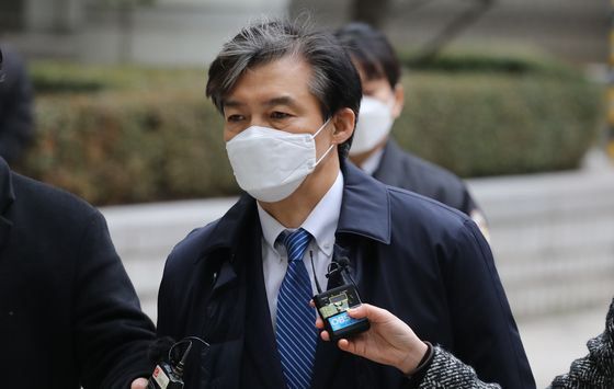 지난해 12월 24일 오전 조국 전 법무부 장관이 서울중앙지법에서 열린 '자녀 입시비리' 1심 속행 공판에 출석하고 있다. [연합뉴스]