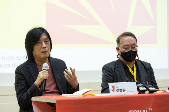 올해 제23회 전주국제영화제 특별전 ‘이창동: 보이지 않는 것의 진실’을 열게 된 이창동 감독이 영화제 개막 이튿날인 29일 전주 고사동 중부비전센터에서 기자들과 간담회를 가졌다. [사진 전주국제영화제]