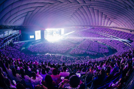 트와이스는 최근 일본 도쿄돔(5만석)에서 3회 연속 공연하는 기록을 세웠다. [사진 JYP]