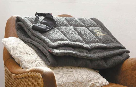 엠엠바이오는 천연 자성광물 흑운모를 활용해 몸에 부족한 자기장을 채워주는 ‘잠도깨비’ 숙면 제품을 선보였다. 작은 사진은 잠도깨비 숙면 베개. [사진 엠엠바이오]