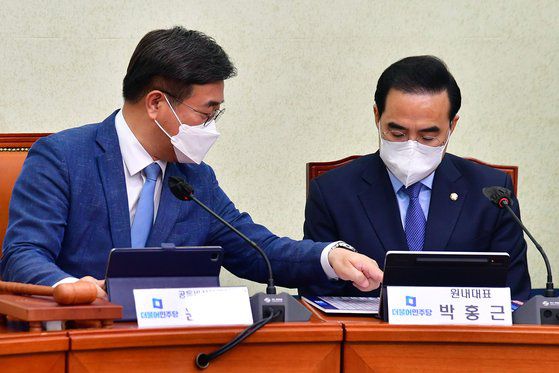 윤호중(왼쪽) 더불어민주당 공동비상대책위원장과 박홍근 원내대표가 29일 서울 여의도 국회에서 열린 비상대책위원회의에서 대화하고 있다. 뉴시스
