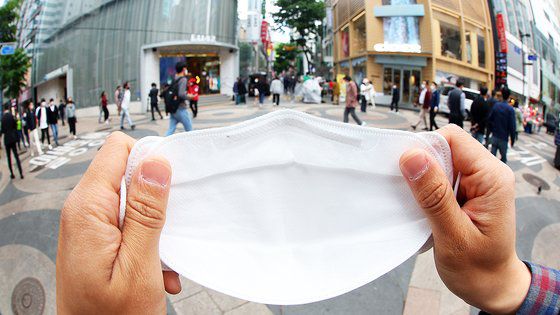 안철수 대통령직인수위원회 위원장이 지난달 29일 오후 서울 종로구 통의동 인수위에서 취재진의 질문에 답변하고 있다. 뉴스1