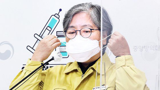 지난달 29일 오후 서울 명동 거리에서 마스크를 벗은 모습을 연출해 촬영한 사진. 연합뉴스