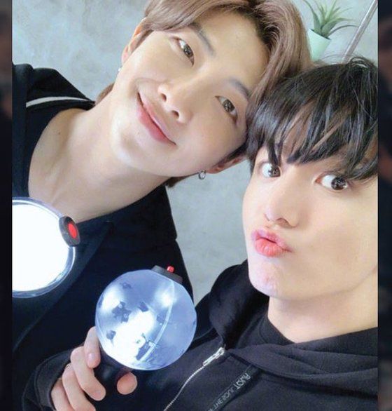 BTS 콘서트 관람 시 빠질 수 없는 '아미밤'의 매출은 153억원으로 추정된다. [사진 인스타그램 캡처]