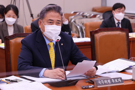 박진 외교부 장관 후보자는 지난 2일 국회에서 열린 인사청문회에서 사드 추가 배치 여부에 대해 "논의를 해 봐야 한다"고 말했다. 윤석열 당선인이 대선 후보 시절 사드 추가 배치를 공약으로 제시한 것과 달리 유보적 입장을 취한 것이다. 김성룡 기자