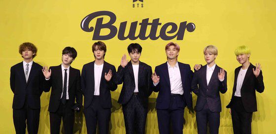 방탄소년단(BTS)이 다음 달 10일 데뷔 9주년을 정리하는 앨범을 낸다. 사진은 지난해 5월 서울 송파구 올림픽공원 올림픽홀에서 열린 기자간담회에서 포즈를 취하고 있는 BTS. 김상선 기자