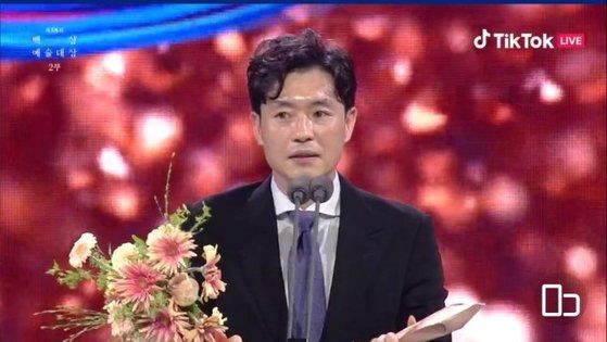 영화부문 대상을 받은 류승완 감독은 "대상은 처음이고, 작품도 아니고 제 이름으로 받는 상이라 민망하다"며 "함께해준 분들 감사하고, 강수연 선배님 쾌차를 빈다"고 수상소감을 마쳤다. 사진 백상예술대상 사무국, 틱톡