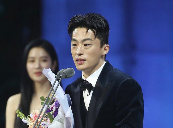 배우 구교환은 넷플릭스 오리지널 'D.P.'로 데뷔 15년만에 '신인 연기상'을 받았다. 경쟁자는 10~20대 배우들이었다. 시상식 첫 순서로 트로피를 받아든 구교환은 "한호열 대사 중 '형은 뉴 타입이야'라는 말이 있는데 덕분에 신인상을 받게 된 것 같다"('새로운' 타입이라 '신인'상을 받게 된 것 같다는 말장난)며 농담을 던졌다. 사진 백상예술대상 사무국