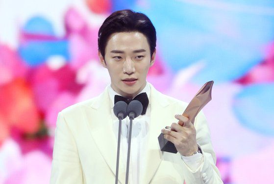 '옷소매 붉은 끝동' 이준호는 틱톡 인기상과 남자 최우수 연기상으로 트로피 두 개를 거머쥐었다. 정해인, 이정재, 김남길, 임시완 등 신동엽이 "공동 수상을 해도 이해할 정도"라고 말할 만큼 쟁쟁한 후보들을 제친 그는 "앞으로도 더 좋은 작품에서 마주했으면 좋겠다"고 수상소감을 밝혔다. 사진 백상예술대상 사무국