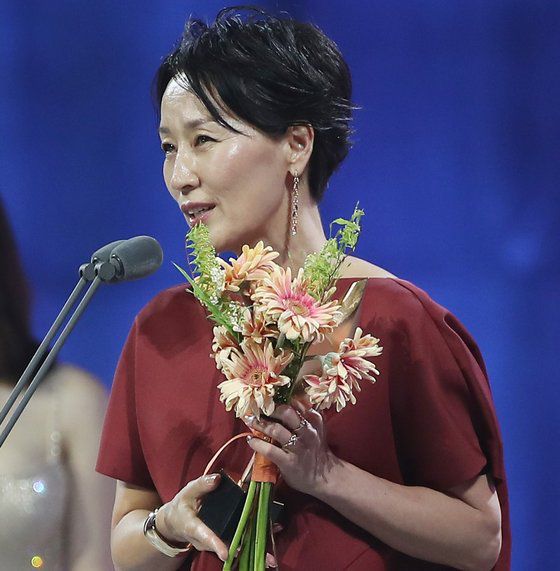 홍상수 감독의 영화 '당신 얼굴 앞에서'로 영화부문 여자 최우수 연기상을 받은 배우 이혜영은 "제가 부끄럽지 않았던 영화, 홍상수 감독님께 감사한다"며 "이번엔 고두심 언니 때문에 못 받을 줄 알았는데, 불러주셔서 감사하다"며 웃었다. 사진 백상예술대상 사무국