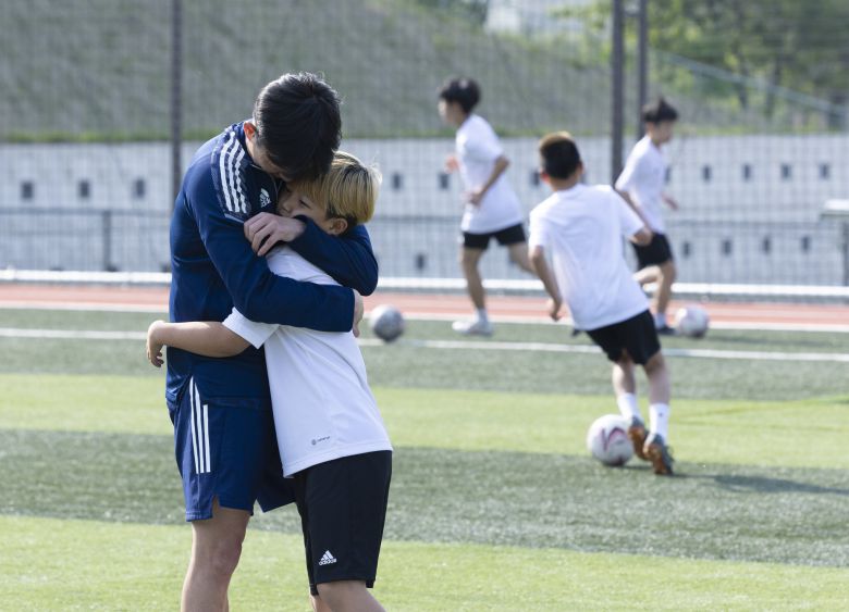 손흥윤 코치는 엄하게 훈련을 가르치가도 쉴 때는 아이들을 안아줬다. 김현동 기자