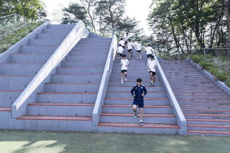SON축구아카데미에는 각 높이가 다른 ‘특수 계단’이 있다. 손웅정씨가 직접 설계했고 2년 전 특허 출원했다. 김현동 기자