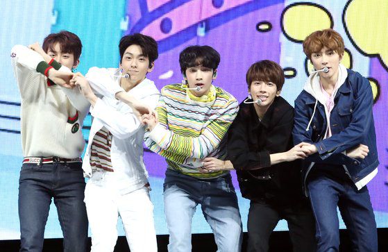 2019년 데뷔한 TXT는 멤버 전원이 1999~2002년생으로, 'Z세대 아이돌' '4세대 아이돌'로 불린다. 이번 앨범도 Z세대가 많이 이용하는 SNS '틱톡'의 유명 해시태그, Z세대가 공감할 현실의 벽에 대한 감정 등을 담았다. 뉴스1