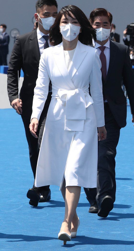 이날 오전 국립 현충원을 참배할 때는 검은색 투피스를 입었다. [대통령실사진기자단]
