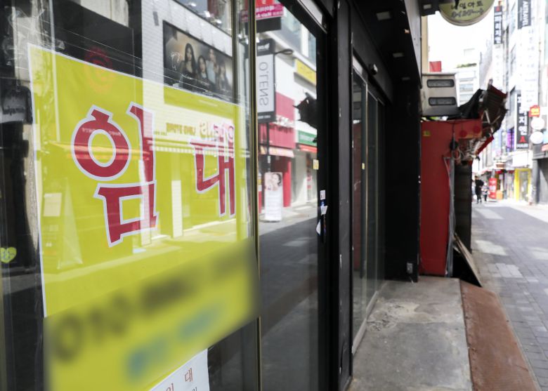 2021년 5월 서울 중구 명동 거리 상가에 붙은 임대 현수막. 뉴스1