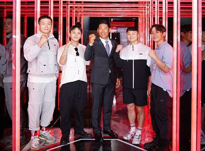 UFC스포츠 런칭 행사에 참석한 정다운(왼쪽), 신한코리아 대표 김한철(가운데), 최두호(오른쪽 둘째). [사진 UFC스포츠]