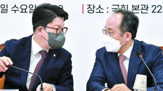 국민의힘 권성동 원내대표(왼쪽)와 추경호 경제부총리 겸 기획재정부 장관이 11일 국회에서 소상공인 손실 보상 등을 위한 제2회 추경안 관련 당정 협의에서 대화하고 있다. 김성룡 기자