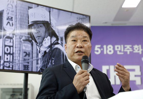 12일 서울 중구 5·18민주화운동 진상규명조사위원회에서 열린 대국민 보고회에서 5·18 당시 시민군 '김군' 차복환 씨가 당시 상황을 설명하고 있다. 뉴시스