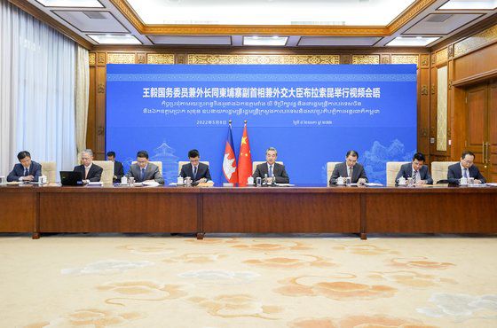 지난 8일 왕이(사진 가운데) 중국 국무위원 겸 외교부장이 쁘락 소콘 캄보디아 부총리 겸 외교부장과 화상회담을 하고 있다. [신화=연합뉴스]