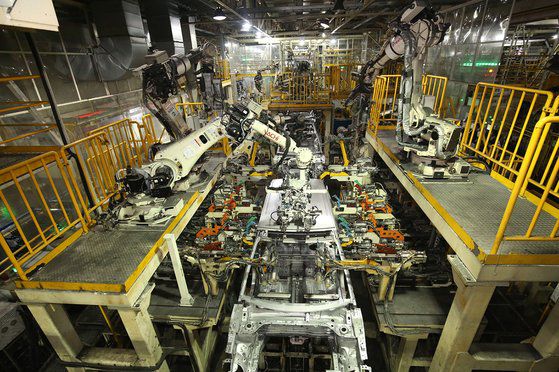 쌍용자동차 평택공장에서 소형 스포츠유틸리티차량 티볼리·코란도가 조립되고 있다. [사진 쌍용차]