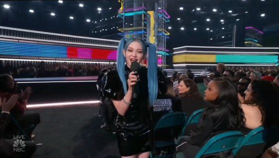 '아메리칸 송 콘테스트' 우승자인 K팝 솔로 알렉사도 수상 특전으로 BBMA 시상식에 참석했다. [NBC 캡쳐]
