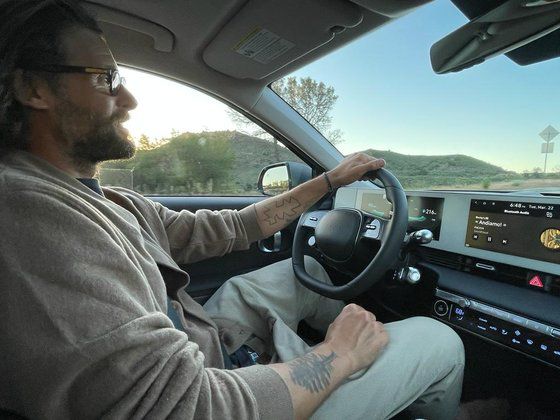 로스차일드 현대차 글로벌 홍보대사가 자신의 차 아이오닉5를 운전 중인 모습. [로스차일드 대사 제공]