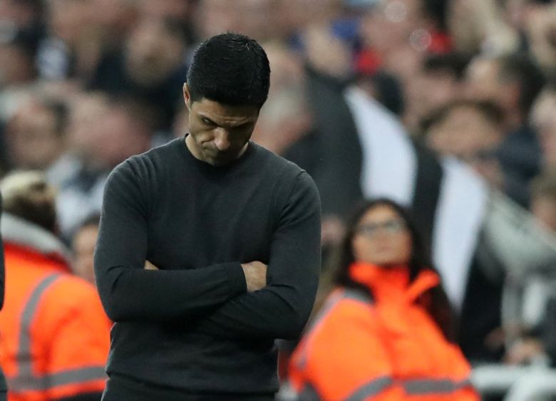 고개를 떨구는 아스널의 아르테타 감독. [로이터=연합뉴스]