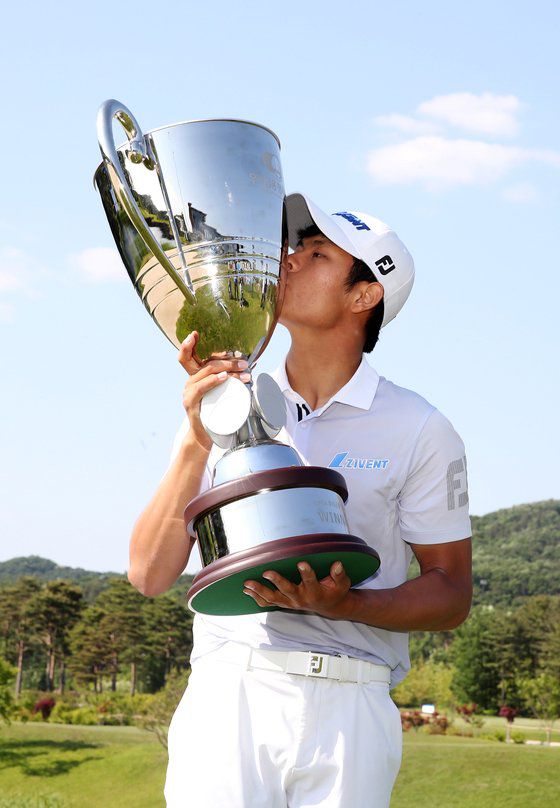 장희민이 트로피에 입을 맞추고 있다. 우승상금은 2억6000만원이다. [KPGA 제공]