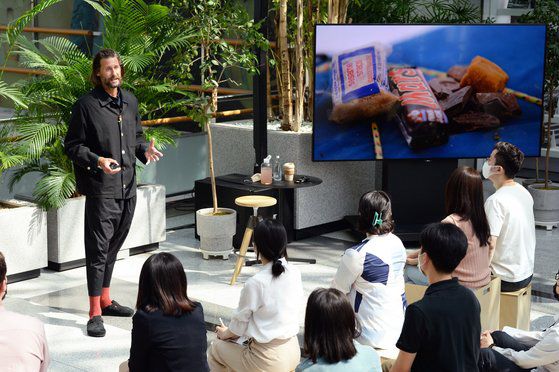 데이비드 드 로스차일드 현대차 글로벌 홍보대사가 지난 12일 양재동 본사에서 현대차 임직원을 대상으로 '대자연과 기업 시민의식'을 주제로 강의하는 모습. [사진 현대차]