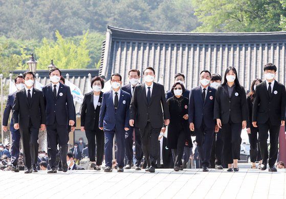 18일 제42주년 5·18민주화운동 기념식에 참석한 윤석열 대통령이 '민주의 문'을 통과해 광주광역시 북구 운정동 국립5·18민주묘지로 들어서고 있다. 프리랜서 장정필