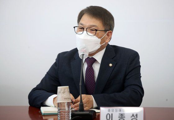 국민의힘 중앙장애인위원장인 이종성 의원이 지난 4월 1일 서울 여의도 국회에서 열린 전국장애인거주시설 이용자 부모회와의 간담회에서 인사말을 하고 있다. 뉴스1