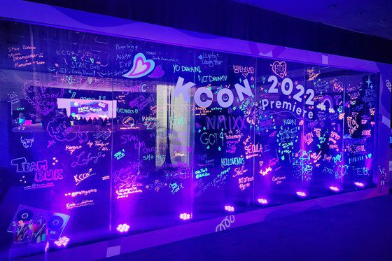 랄라리 멤버가 LA 행사장에 마련된 포토부스에서 해시태그 이벤트에 참여하고 있다. [사진 CJ ENM]