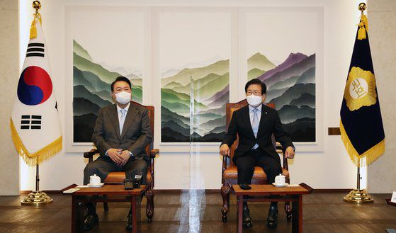 윤석열 대통령이 16일 국회에서 열린 추가경정예산(추경)안 시정연설을 앞두고 박병석 국회의장, 여야 지도부와 환담하고 있다. 대통령실사진기자단