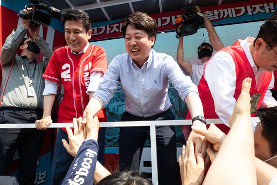 이준석 국민의힘 대표가 22일 경북 포항 영일대해수욕장에서 시민들에게 지지를 호소하고 있다. 뉴스1