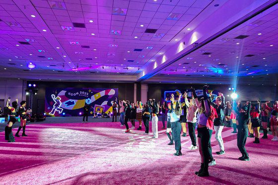 LA 행사 참가자들이 랄라리 구호에 맞춰 르세라핌 안무를 따라하고 있다. [사진 CJ ENM]