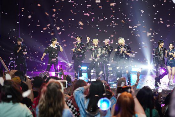 K팝 혼성그룹 랄라리가 20일 ‘케이콘 2022 프리미어 뷰잉파티 인 LA’에서 참가자에게 르세라핌의 ‘피어리스’ 안무를 가르치고 있다. [사진 CJ ENM]