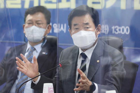 지난해 송영길 대표(왼쪽) 체제에서 만들어진 민주당 부동산특위에서 위원장을 맡은 김진표 의원(오른쪽)은 당내 반발에도 세제완화 등을 끌어냈다.민주당 관계자는 "현안이 막히면 보고에만 의존하지 않고 직접 고위관료에게 김 의원이 전화를 걸어 설명을 듣더라"고 전했다. 오종택 기자