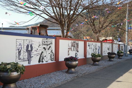 경북 울진군 이현세 만화 벽화거리. ‘공포의 외인구단’의 까치 얼굴이 그려져 있다. 중앙포토(사진 울진군)