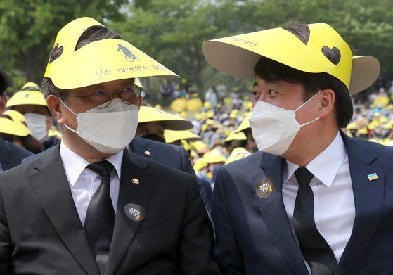 국민의힘 이준석 대표(오른쪽)와 더불어민주당 윤호중 공동비대위원장이 23일 경남 김해시 진영읍 봉하마을에서 엄수된 노무현 전 대통령 서거 13주기 추도식에 참석해 있다. 연합뉴스
