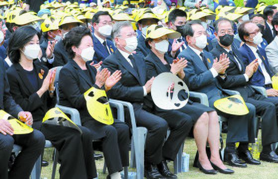 권양숙 여사와 문재인 전 대통령 내외 , 정세균 노무현재단 이사장, 한덕수 국무총리(왼쪽부터) 등 내빈들이 23일 오후 경남 김해시 진영읍 봉하마을에서 엄수된 고 노무현 전 대통령 서거 13주기 추도식에 참석했다. 이날 추도식에는 여야 정치인들이 대거 집결했다. 송봉근 기자