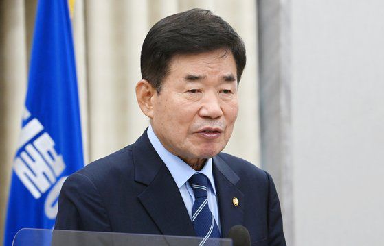 김진표 더불어민주당 의원이 24일 국회에서 열린 21대 국회 후반기 국회의장단 후보 선출 의원총회에서 국회의장 후보로 선출됐다. 김성룡 기자