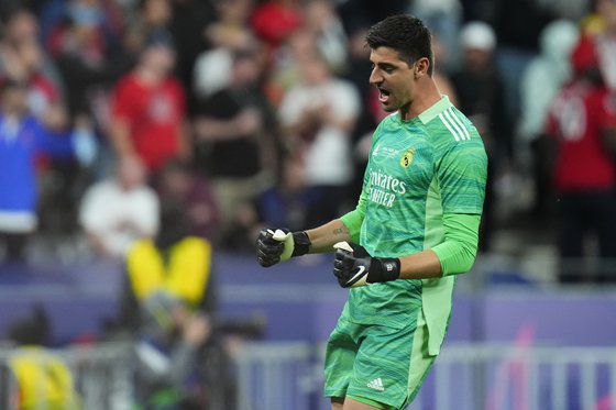 결정적인 선방 직후 포효하는 쿠르투아. [AP=연합뉴스]