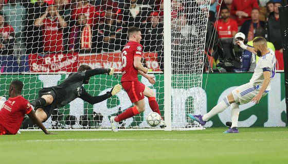 레알 공격수 벤제마(맨 오른쪽)의 득점은 오프사이드 판정을 받아 취소됐다. [EPA=연합뉴스]