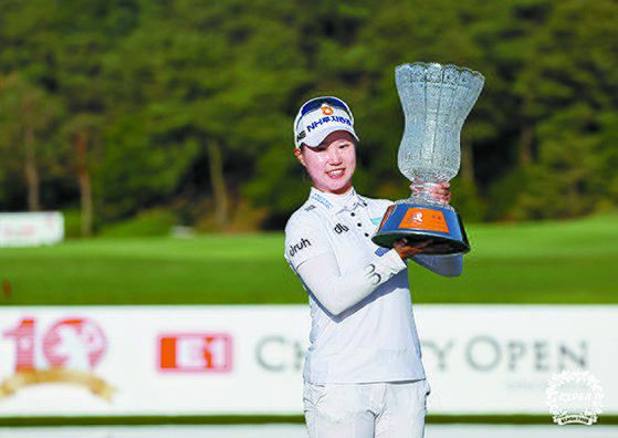 정윤지는 52경기 만에 첫 우승을 차지했다. [사진 KLPGA]