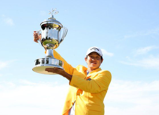 데뷔 14년 만에 처음 우승한 양지호가 트로피를 들고 있다. [KPGA 제공]
