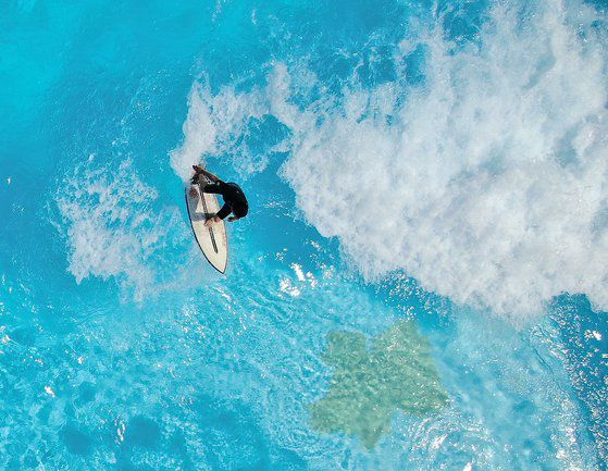 아시아 최초의 인공 서핑 파크인 경기도 시흥 ‘웨이브파크’. 오이도 인근 거북섬에 서핑장이 조성돼 있다. 뉴스1