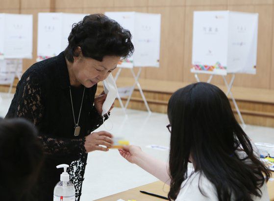 고(故) 노무현 전 대통령 부인 권양숙 여사가 제8회 전국동시지방선거일인 1일 오전 경남 김해시 진영읍 한빛도서관 진영읍 제7 투표소에서 한표를 행사하기 위해 신분확인을 하고 있다. 연합뉴스