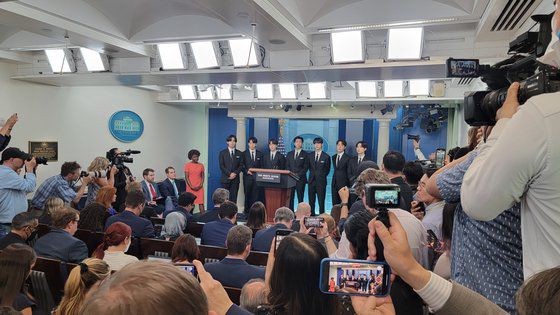 방탄소년단(BTS) 팬들이 31일(현지시간) 미국 백악관 밖에 모였다. [사진 워싱턴공동취재단]